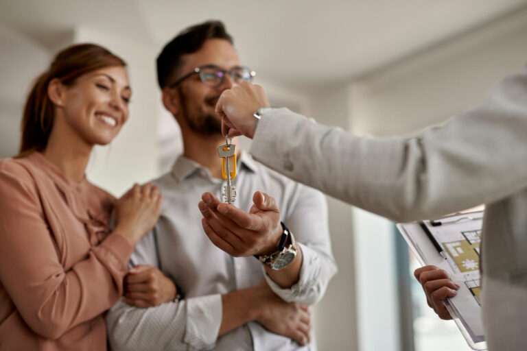 Ventajas de Comprar un Inmueble con una Inmobiliaria vs. de Forma Independiente